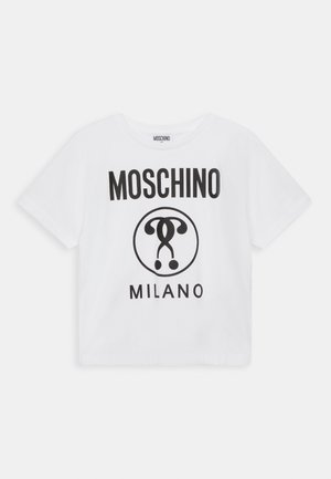 T-shirt blanc à manches courtes avec texte noir "MOSCHINO" au-dessus d'un logo circulaire et "MILANO" en dessous du logo au centre devant.
