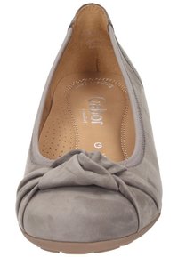 Ballet flats in suede grigio con un accento annodato sulla punta, forma rotonda, bordo elasticizzato e soletta imbottita per il comfort.