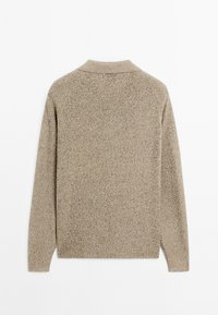 Beige gestrickter Pullover mit Kragen, langen Ärmeln und strukturiertem Finish, das einen glatten und weichen Stoffausdruck aufweist.
