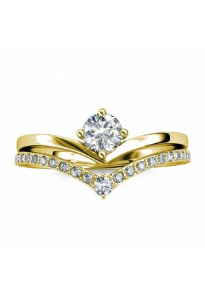 Gouden ring set met een centrale ronde diamant en een chevrondesign, verfraaid met kleinere heldere stenen langs de band.