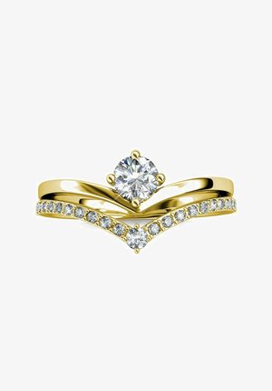 Set di anelli in oro con un diamante rotondo centrale e un design a chevron, arricchito da piccole pietre trasparenti lungo la fascia per decorazione.