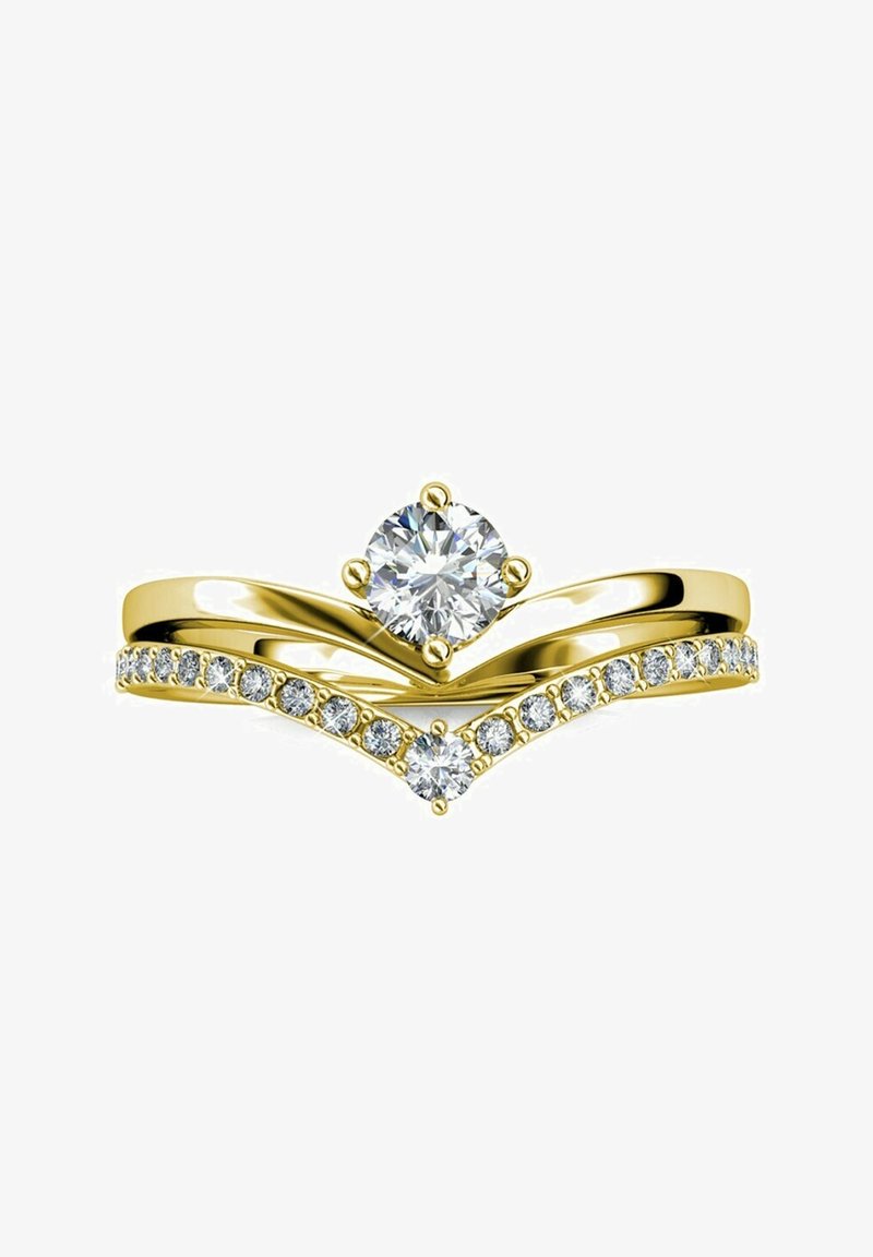 Gouden ring set met een centrale ronde diamant en een chevrondesign, verfraaid met kleinere heldere stenen langs de band.