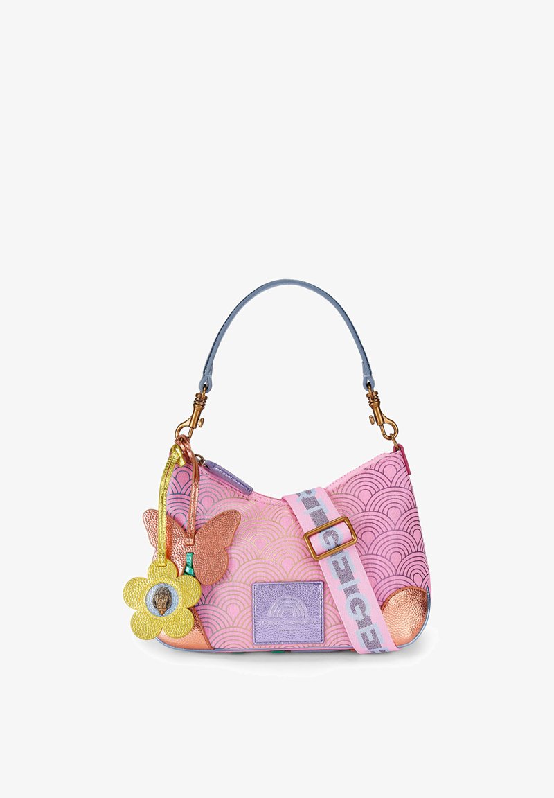 Petit sac à main rose avec motif festonné, accents métalliques rose doré, poignée bleue, charms en forme de fleur jaune et papillon rose, et bandoulière rose marquée.