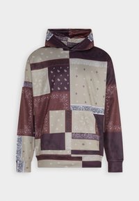 Mikina s kapucí s patchworkovým designem ve vínové, béžové a černé barvě s paisley motivy a kontrastními texturami.