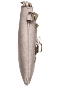 Beżowa skórzana kopertówka o fakturowanej powierzchni, z złotymi elementami, zamkiem błyskawicznym i skośnymi akcentami na boku.