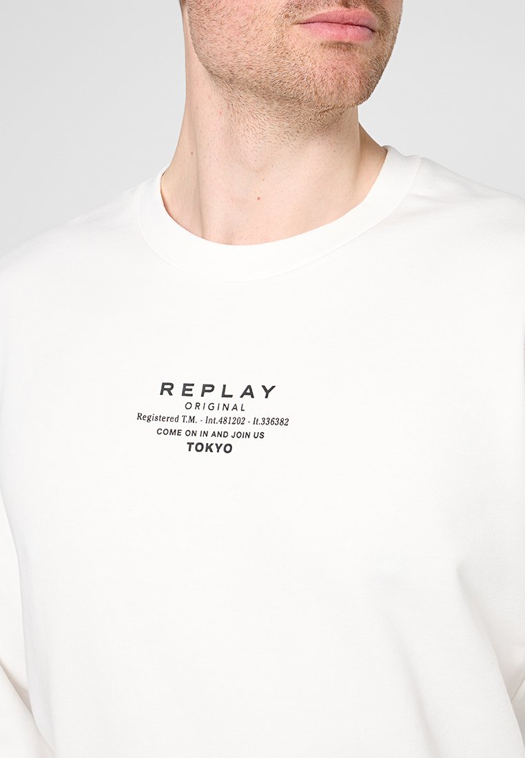 Witte sweatshirt van katoen, met zwarte tekst "REPLAY ORIGINAL" en "TOKYO" op de voorkant, met een ronde halsontwerp.