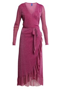 Vestido envolvente rosa brillante con largas mangas transparentes, una cintura ajustable con lazo y un dobladillo con volantes. Confeccionado en una tela texturizada y brillante.