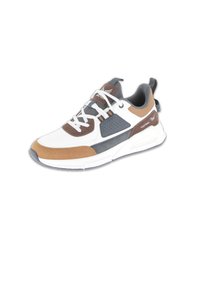 Zapatilla blanca y marrón con una lengüeta de malla gris, acentos de ante y suela de goma. Presenta superposiciones estructuradas y costuras contrastantes.