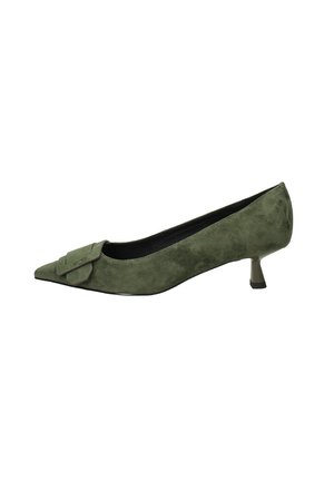 Décolleté in suede verde oliva con punta appuntita e tacco basso e angolare. Presenta un elegante fiocco decorativo sulla parte anteriore del piede per un tocco di stile in più.