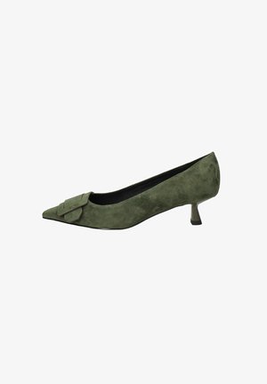Décolleté in suede verde oliva con punta appuntita e tacco basso e angolare. Presenta un elegante fiocco decorativo sulla parte anteriore del piede per un tocco di stile in più.