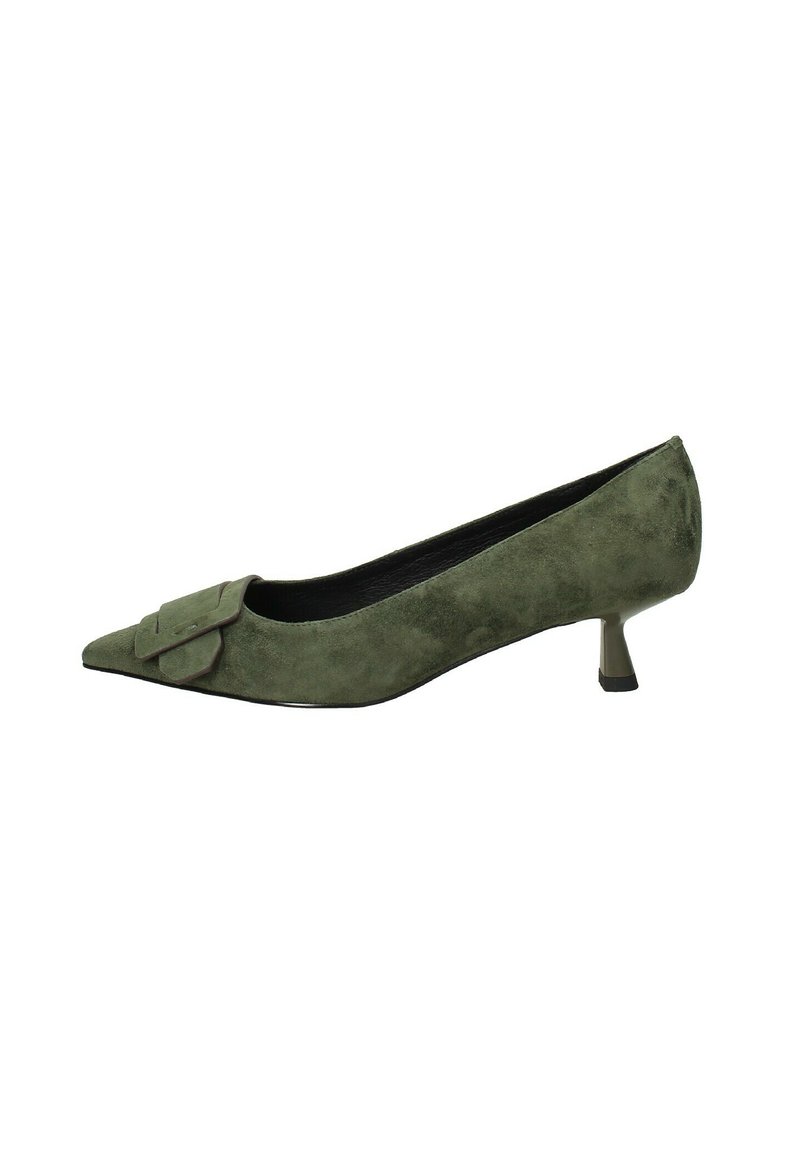 Décolleté in suede verde oliva con punta appuntita e tacco basso e angolare. Presenta un elegante fiocco decorativo sulla parte anteriore del piede per un tocco di stile in più.