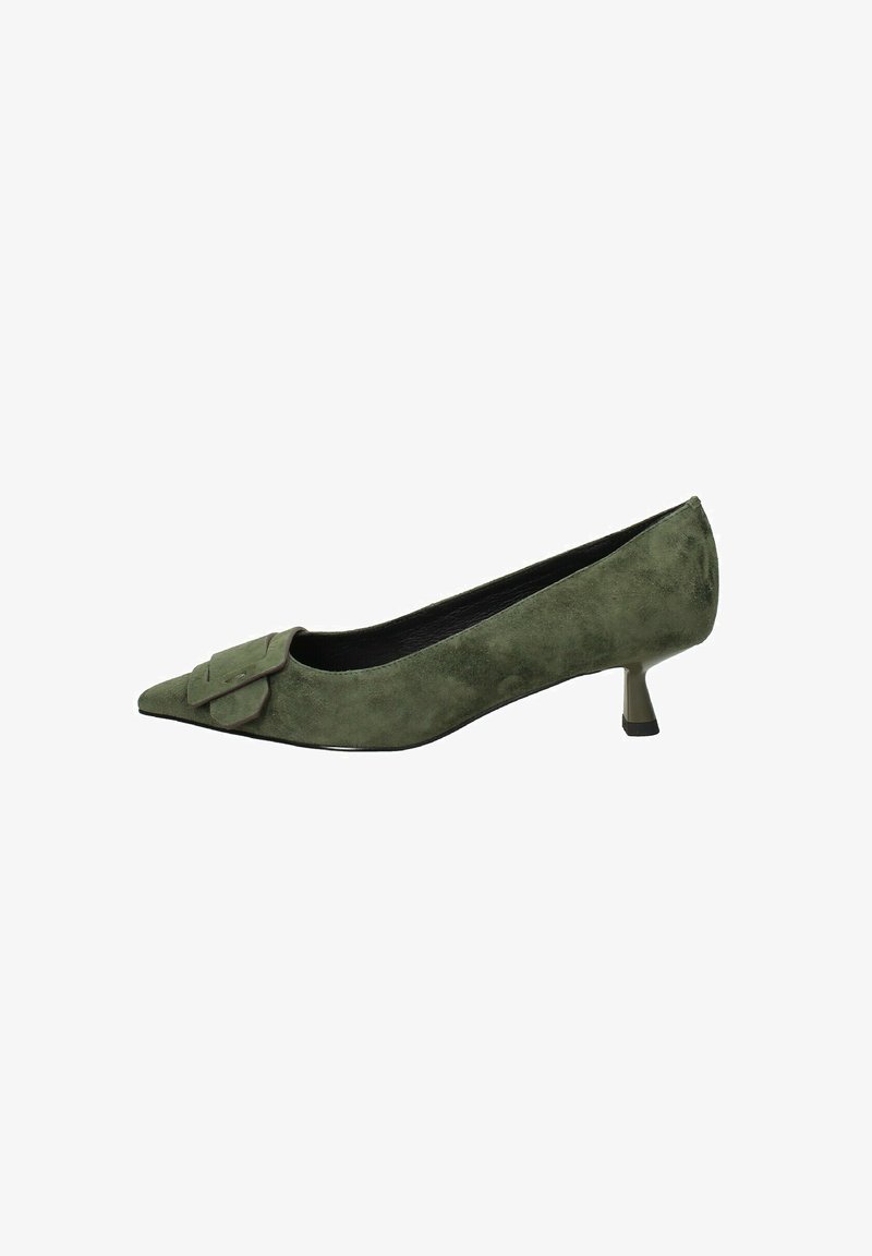Décolleté in suede verde oliva con punta appuntita e tacco basso e angolare. Presenta un elegante fiocco decorativo sulla parte anteriore del piede per un tocco di stile in più.