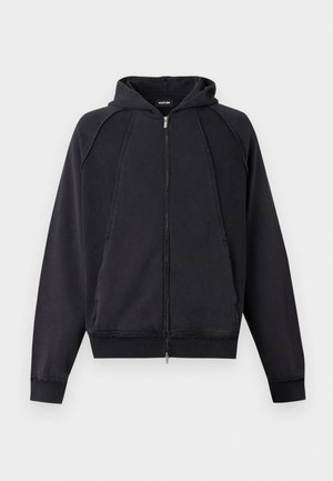 Μαύρο φούτερ με φερμουάρ, εμφανή ραφικά σχέδια, μακριά μανίκια, ενσωματωμένη κουκούλα και ριμπ μανσέτες και τελείωμα, παρουσιάζεται σε απλό φόντο.