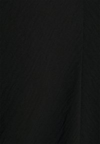 Schwarzer Stoff mit glatter Textur, der subtile Variationen im Oberflächenmuster aufweist, entworfen für leichte Bekleidungsanwendungen.