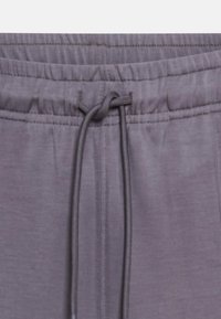Grå joggingshorts fremstillet af et blødt, letvægtsmateriale, med elastisk talje og snøre til justerbar pasform.