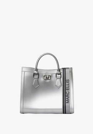 Borsa a mano in metallo argento con design strutturato, doppi manici e hardware con logo; presenta strisce bianco e nero con il testo 'MARC ELLIS'.