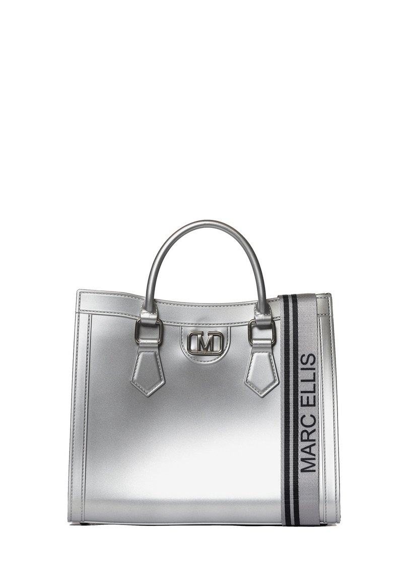 Zilveren metallic handtas met een gestructureerd ontwerp, dubbele handgrepen en logo-hardware; voorzien van een zwart-wit gestreept patroon met de tekst 'MARC ELLIS'.