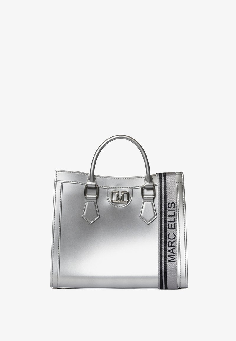 Borsa a mano in metallo argento con design strutturato, doppi manici e hardware con logo; presenta strisce bianco e nero con il testo 'MARC ELLIS'.