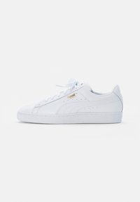 Białe sportowe sneakersy z gładką skórzaną cholewką, sznurowanym przodem, wyściełanym kołnierzem oraz teksturowaną gumową podeszwą. Posiadają złote akcenty logo.