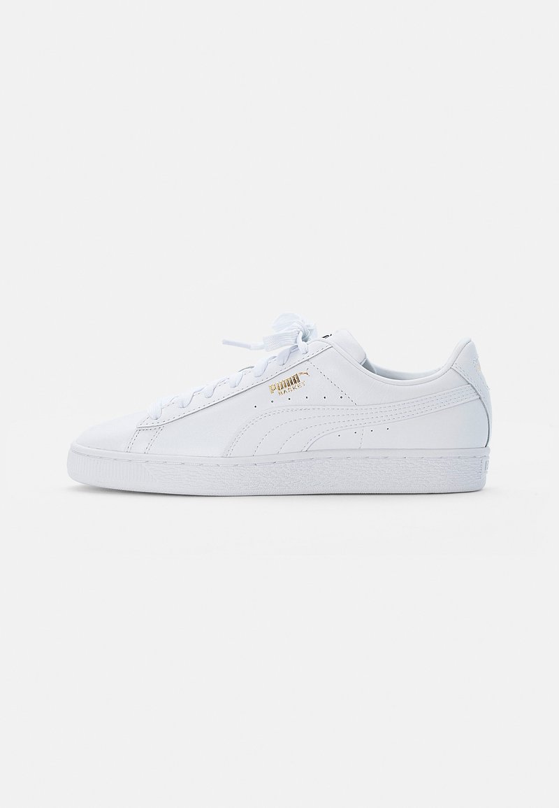 Białe sportowe sneakersy z gładką skórzaną cholewką, sznurowanym przodem, wyściełanym kołnierzem oraz teksturowaną gumową podeszwą. Posiadają złote akcenty logo.