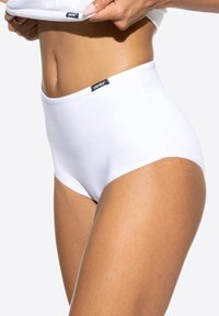 Slip in cotone bianco a vita alta con finitura liscia, dotato di un'etichetta nera del marchio in vita. Design semplice e senza cuciture.