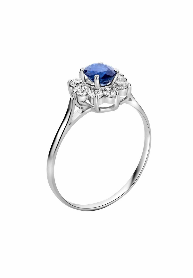 Anello a cluster con una pietra ovale blu centrale circondata da piccole pietre trasparenti su una band in argento lucido.
