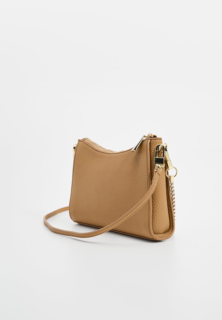 Bolso cruzado de cuero color marrón claro con un acabado texturizado, forma redondeada, acentos en dorado y una correa de hombro desmontable.