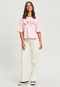 CALLI COLLEGE  - Apdrukāts T-krekls - pale pink white logo