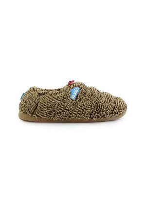 Zapatilla marrón, acogedora, con una parte superior de tejido de punto texturizado. Presenta una suela suave y etiquetas de acento azul y rojo en el costado.