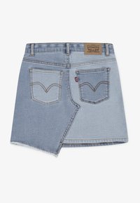 Denim mini suknja u svijetloplavoj boji s različitim pranjem, izrezanom rubom i dva stražnja džepa sa potpisanim dizajnom.