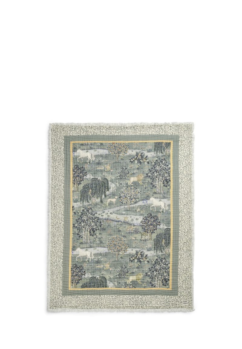 Dekorativ quilt med intrikate naturmønstre i dæmpede grønne og blå nuancer. Omfatter træer og dyr, indrammet med en tekstureret kant.