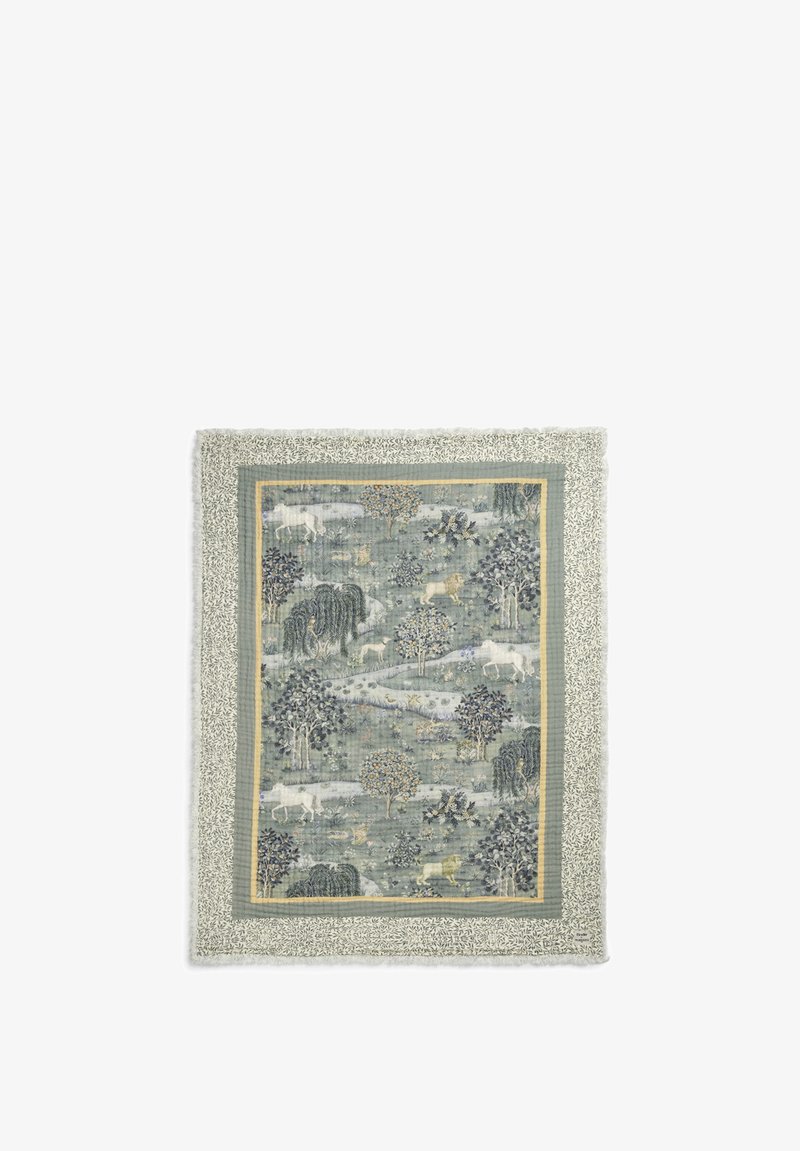 Dekorativ quilt med intrikata naturmönster i dämpade gröna och blå nyanser. Innehåller träd och djur, inramad med en texturerad kant.