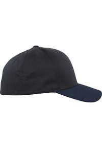 Schwarze Kappe mit einem marineblauen Schirm, aus glattem Stoff gefertigt. Mit einem geschwungenen Schirm und Belüftungslöchern an der Oberseite gestaltet. Verstellbarer Verschluss an der Rückseite.