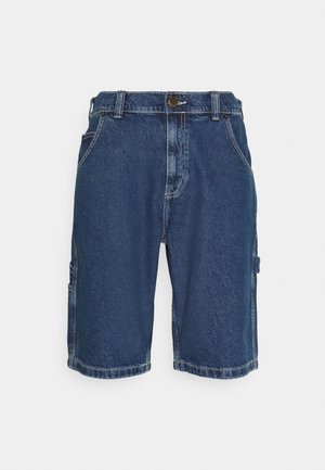 Blå denim knælange shorts med for- og sidelommer, bæltestropper og knaplukning på en ensfarvet baggrund.