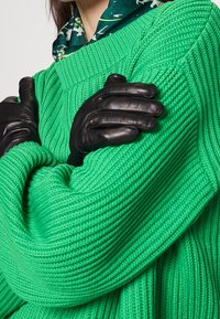Repeat Sweter
