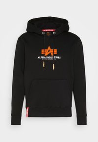Sudadera negra de algodón con un bolsillo frontal tipo canguro. Presenta un logotipo gráfico naranja y cordones, con puños y dobladillo acanalados.