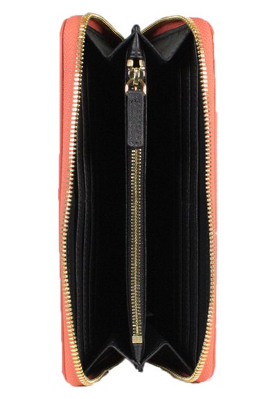 Portafoglio con zip in materiale sintetico corallo con accessori dorati. All'interno presenta diversi slot per carte e un compartimento centrale con zip.