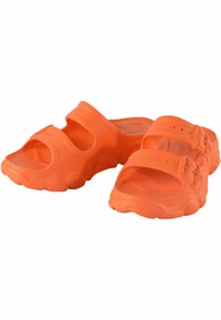 Narančaste gumene sandale za klizanje s dva široka remena, otvorenim prstima, teksturiranim uloškom i debelim potplatom. Lagani i fleksibilni materijal.