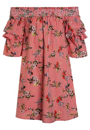 Rød og hvid vertikalstribet off-shoulder kjole med blomsterprint og flæset korte ærmer.