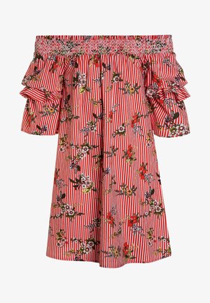 Vestido con rayas verticales rojas y blancas, escote off-shoulder, con estampados florales y mangas cortas con volantes.