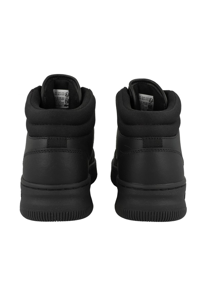 Baskets montantes noires avec une tige en cuir lisse, col rembourré, semelle en caoutchouc texturée, et branding visible à l'intérieur du talon.