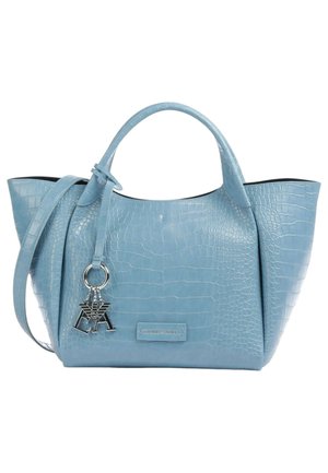 Borsa color blu chiaro con effetto coccodrillo, bordi arrotondati, doppio manico, tracolla removibile e dettaglio con charm a forma di logo in argento. L'interno è nero.