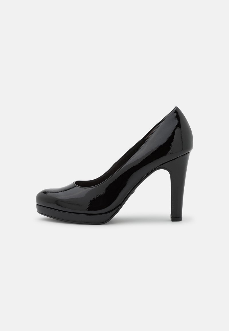 Escarpin à talon haut en cuir verni noir avec bout arrondi et semelle plateforme, vu de profil sur fond blanc.