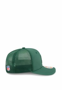 Grüne Mütze mit einer soliden Frontplatte und Netzrückseite, gebogenem Schirm und NFL-Logo an der Seite. Texturierte Oberfläche und leichtes Design.
