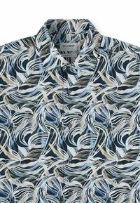 Kurzärmeliges Hemd in Dunkelblau mit einem wirbelnden Blattmuster in Weiß, Grün und Braun. Verfügt über einen Button-Down-Kragen und vordere Knöpfe.