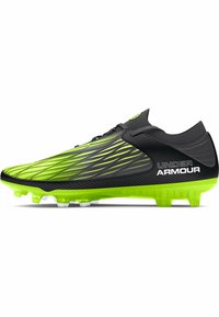 Scarpa da calcio nera e verde neon con un design elegante, superficie testurizzata, logo Under Armour ben visibile e tacchetti appuntiti per la trazione.