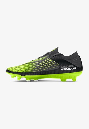 Zwarte en neon groene voetbalschoen met een slank ontwerp, gestructureerde bovenkant, prominente Under Armour-logo en puntige studs voor grip.