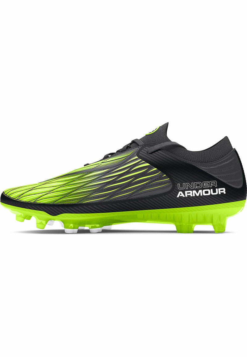 Scarpa da calcio nera e verde neon con un design elegante, superficie testurizzata, logo Under Armour ben visibile e tacchetti appuntiti per la trazione.