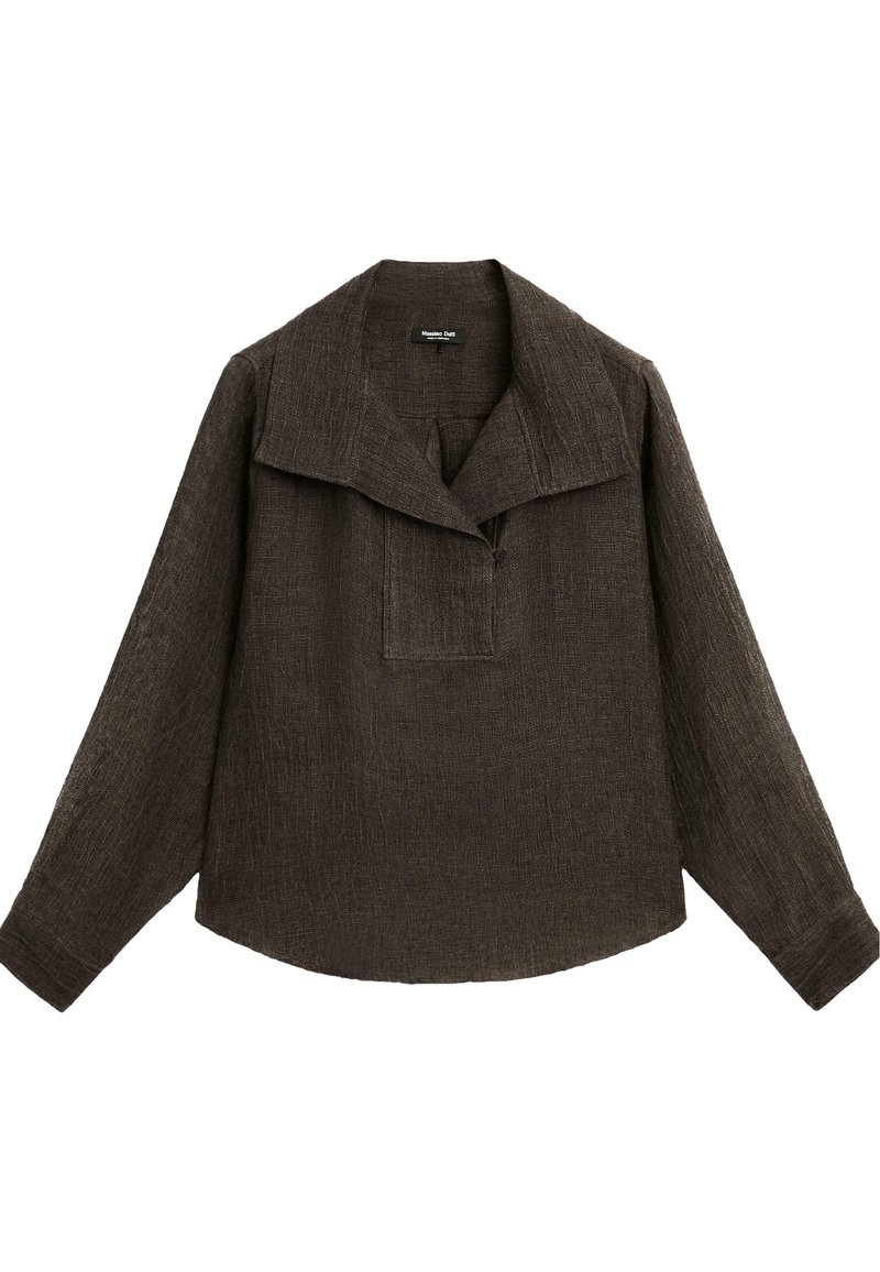 Chemise en lin marron avec un large col, des manches longues et une poche avant. Tissu texturé avec une coupe décontractée et un ourlet arrondi.