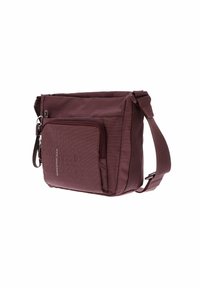 Bordeauxfarbene Umhängetasche aus strukturiertem Stoff, mit Reißverschluss vorderer Tasche, verstellbarem Schulterriemen und dezentem Branding-Detail an der Seite.